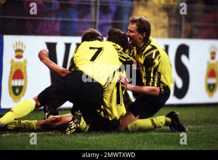 Dortmund, Allemagne. 01st févr. 2023. Firo: 06.04.1993 football: Football: Archive photos, archive photos, archive images, archive, Europa League. Coupe de l'UEFA saison 1992/1993, 92/93, demi-finale première jambe BVB, Borussia Dortmund - AJ Auxerre 2:0 Stefan Reuter, jubilation, Cheers, and, Steffen Karl, Bodo Schmidt crédit: dpa/Alay Live News Banque D'Images