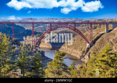 Le viaduc de Garabit est un pont de chemin de fer qui s'étend sur la Truyère, près de Ruynes-en-Margeride, Cantal, France Banque D'Images