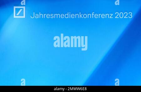 02 février 2023, Hesse, Francfort-sur-le-main: Les mots «Conférence annuelle des médias 2023» sont projetés sur un mur. Le conseil d'administration de la Deutsche Bank présente les résultats préliminaires de l'exercice 2022 lors d'une conférence de presse. Photo: Andreas Arnold/dpa Banque D'Images