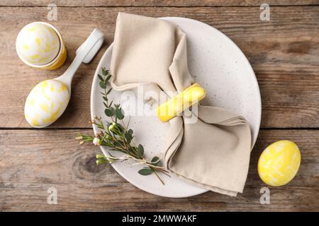 Table de Pâques rustique avec œufs et décoration florale, ponte plate Banque D'Images