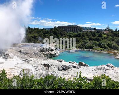 Titre geyser géothermique de la source chaude de Rotorua en éruption et piscines de boue thermale., Île du Nord, Nouvelle-Zélande Banque D'Images