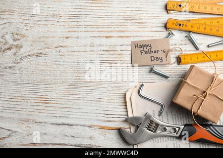 Composition de la pose plate avec différents outils sur fond blanc en bois, espace pour le texte. Bonne journée des pères Banque D'Images