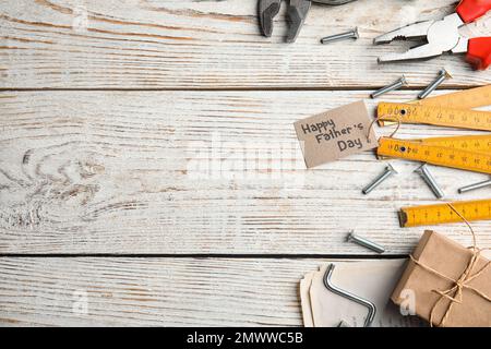 Composition de la pose plate avec différents outils sur fond blanc en bois, espace pour le texte. Bonne journée des pères Banque D'Images