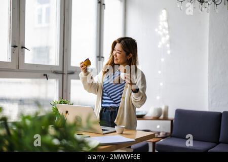 Artiste en céramique vendant ses produits en ligne Banque D'Images