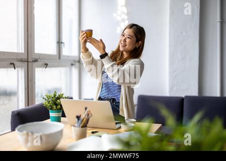 Artiste en céramique vendant ses produits en ligne Banque D'Images