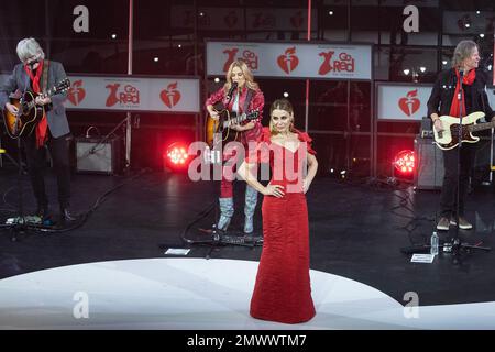New York, États-Unis. 01st févr. 2023. Cara Buono portant la robe d'Alex Teih marche sur scène lors du concert Go Red for Women de l'American Heart Association au Jazz au Lincoln Center. Concert et défilé de mode organisé par l'American Heart Association le 1st jour du mois national de la santé cardiaque pour souligner que les maladies cardiovasculaires causent chaque année 1 décès sur 3 chez les femmes, ce qui en fait la première cause de mortalité liée à la santé chez les femmes. (Photo de Lev Radin/Pacific Press) crédit: Pacific Press Media production Corp./Alay Live News Banque D'Images