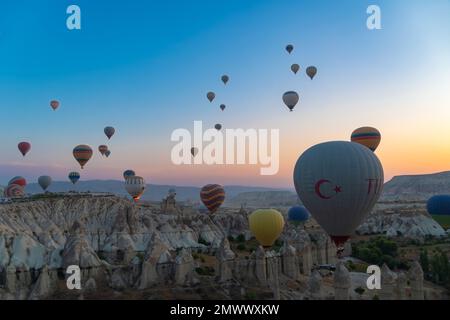 Beaucoup de belles ballons colorés dans le ciel à un fabuleux lever de soleil sur les rochers, les montagnes à Göreme Banque D'Images