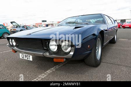 Vue des trois quarts avant d'a Blue, 1977, Lamborghini Espada, exposée au Silverstone Classic 2022 Banque D'Images