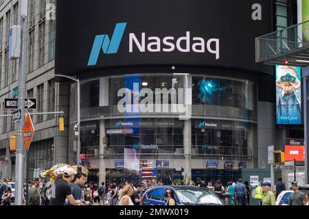 Vue de face du Nasdaq MarketSite, qui occupe le coin nord-ouest au pied du bâtiment 4 Times Square à Midtown Manhattan, New York ... Banque D'Images