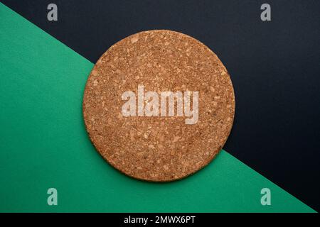 Tapis de table en bois sur fond vert et noir en diagonale. Pour le concept de plan d'examen, de nourriture et de boisson, de papier peint et d'espace de copie. Banque D'Images