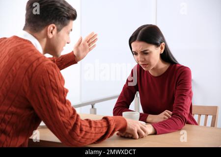 Couple ayant querelle dans le café. Problèmes de relation Banque D'Images