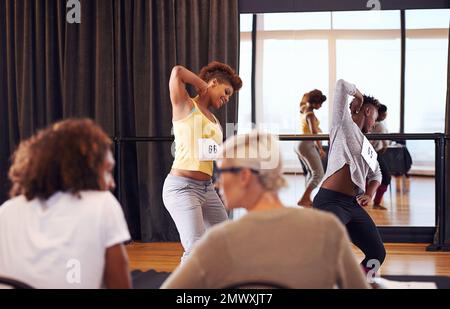 Profitez de ce que vous faites et le reste suivra. deux danseuses se produisent devant les juges de compétition. Banque D'Images