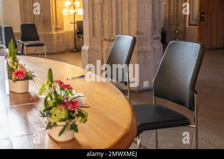 Dans le bureau d'enregistrement 2 chaises une table et un stylo Banque D'Images