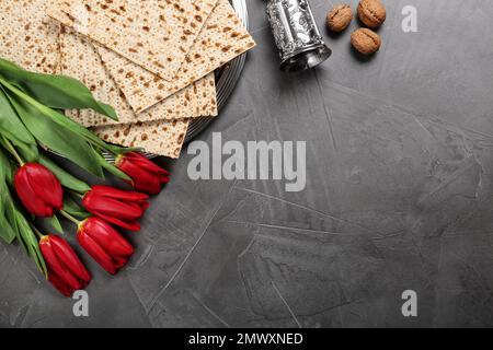 Composition de pose plate avec matzos sur fond sombre, espace pour le texte. Fête de la Pâque (Pesach) Banque D'Images