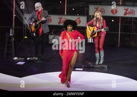 1 février 2023, New York, New York, États-Unis : Danielle Mone Truitt portant une robe de l'AGGI marche sur scène pendant le concert Go Red for Women de l'American Heart Associationâ€™s au Jazz at Lincoln Center. Concert et défilé de mode organisé par l'American Heart Association le 1st jour du mois national de la santé cardiaque pour souligner que les maladies cardiovasculaires causent chaque année 1 décès sur 3 chez les femmes, ce qui en fait la première cause de mortalité liée à la santé chez les femmes. (Credit image: © Lev Radin/Pacific Press via ZUMA Press Wire) USAGE ÉDITORIAL SEULEMENT! Non destiné À un usage commercial ! Banque D'Images