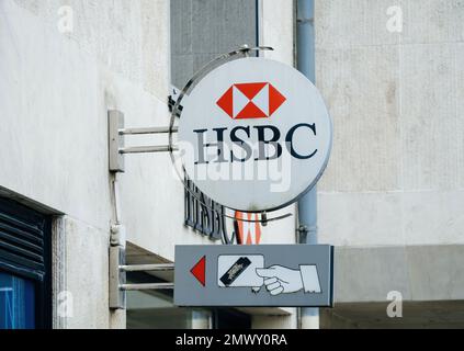 Strasbourg, France - 31 janvier 2023 : logotype de la banque HSBC insigne au-dessus de l'entrée du siège social de la succursale Banque D'Images