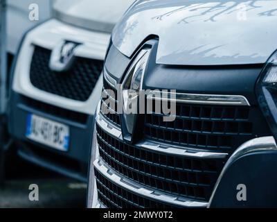 Strasbourg, France - 31 janvier 2023 : logotype chromé de la marque Renault sur une fourgonnette blanche Banque D'Images