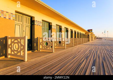 Les célèbres cabines de plage de la promenade des planches à Deauville. Normandie, France. Banque D'Images