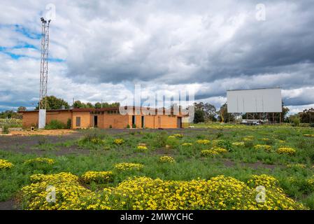 L'ancien Westview Drive-In à Dubbo, dans l'ouest de la Nouvelle-Galles du Sud, en Australie, a enregistré le jour de septembre 2022, lorsque l'écran était démantelé Banque D'Images