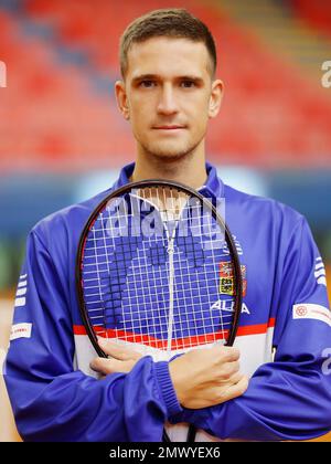 Le joueur de tennis vit Kopriva de l'équipe tchèque pose pour photographe avant la qualification du tournoi de tennis de la coupe Davis contre le Portugal à Porto, Portu Banque D'Images