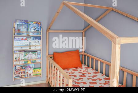 Lit bébé Montessori, chambre moderne pour enfants avec lit au sol confortable pour tout-petits Banque D'Images