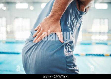 Douleur dans le dos, sports et l'homme en piscine avec des blessures, des douleurs musculaires et de l'inflammation de l'entraînement. Santé, soins médicaux et homme avec accident Banque D'Images