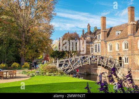 Les étudiants marchent le long du pont mathématique au-dessus de la rivière Cam. Cambridge, Angleterre Banque D'Images