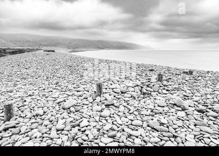 La plage de sable à Bossington (en direction de Porlock Weir) sur la côte nord du parc national d'Exmoor, Somerset, Angleterre Banque D'Images