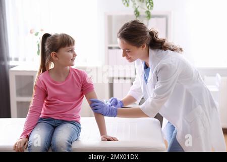 Petite fille recevant la vaccination contre la varicelle en clinique. Prévention du virus varicelle Banque D'Images