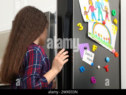 Femme Ouvrant Porte Frigo Avec Enfants Dessins Notes Et Aimants Photo stock  - Image du gris, liste: 175653696