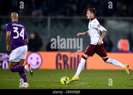 Florence, Italie. 01 février 2023. Ivan Ilic du FC Torino est défié par Sofan Amrabat de l'ACF Fiorentina lors du match de football de Coppa Italia entre l'ACF Fiorentina et le FC Torino. Credit: Nicolò Campo/Alay Live News Banque D'Images