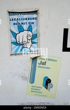 Sticker, légalisation de la marijuana, référendum Deutsche Wohnen, Berlin, Allemagne Banque D'Images