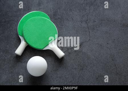 Deux mini-raquettes de ping-pong vertes sur fond sombre Banque D'Images