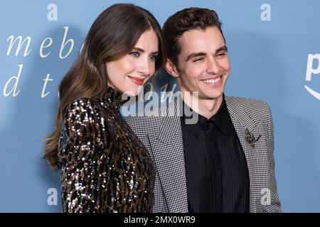 CULVER CITY, LOS ANGELES, CALIFORNIE, ÉTATS-UNIS - FÉVRIER 01 : L'actrice américaine Alison Brie portant le Balmain et son mari/acteur et cinéaste américain Dave Franco arrive à la première de Los Angeles de la vidéo Amazon Prime « Somebody I Used to Know », qui s'est tenue au Culver Theatre sur 1 février 2023 à Culver City, Los Angeles, Californie, États-Unis. (Photo de Xavier Collin/image Press Agency) Banque D'Images