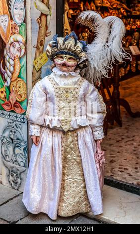 Venise, Italie- 18 février 2012: Portrait environnemental de l'enfant disgué pendant les journées du Carnaval de Venise. Banque D'Images