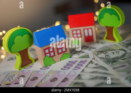 Billets de banque tchèques avec jouets en bois, à Prague, République tchèque, 30 janvier 2023. (Photo CTK/Martin Macak Gregor) Banque D'Images