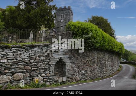 Chapelle Stile, Langdale, Lake District, Cumbria, Angleterre, Royaume-Uni - Tour de l'église de la Sainte Trinité et la Reine Victoria mémorial de l'eau dans le mur d'ardoise Banque D'Images