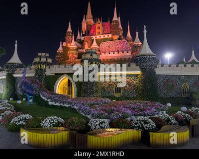 Dubaï, Émirats arabes Unis - 17th novembre 2021 : Dubaï jardin miracle la nuit avec vue sur un grand château magnifique fait avec beaucoup de fleurs. Banque D'Images