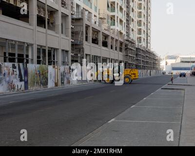 Dubaï, Émirats arabes Unis - 6th décembre 2021 : un téléchargeur JCB 540 en chantier, aidant à transporter des charges de matériaux lourds à partir d'un seul Banque D'Images