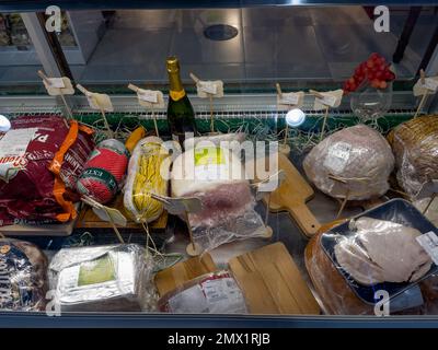 Ras Al Khaimah, Émirats arabes Unis - 1st décembre 2021 : produits à base de viande exposés dans une armoire en verre dans une épicerie. Banque D'Images