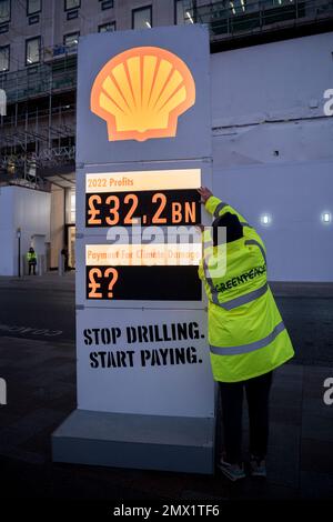 Londres, Royaume-Uni, 2nd février 2023. Les militants de Greenpeace protestent devant le siège social de Shell, le jour où Shell a affiché ses bénéfices annuels. Greenpeace appelle Shell à assumer la responsabilité de son rôle historique dans la crise climatique et à payer pour la dévastation qu'elle cause dans le monde entier. Photo: David Mirzoeff/Alamy Live News Banque D'Images