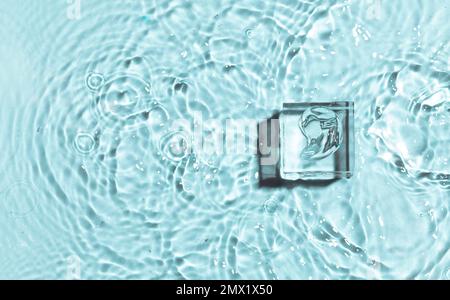 Nuance de gel transparent sur podium en verre sur fond d'eau. Concept de cosmétiques hydratants Banque D'Images