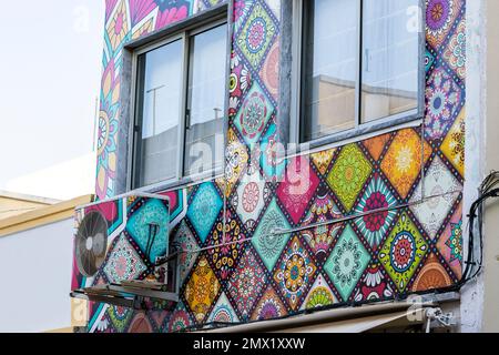 Vue rapprochée d'une maison décorée de motifs colorés. Banque D'Images