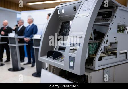 Munich, Allemagne. 02nd févr. 2023. Un guichet automatique est vu pendant une conférence de presse au Bureau de police criminelle de l'État (LKA). Le bureau du procureur de Bamberg, le bureau de police criminelle de l'État de Bavière et le bureau de police criminelle de l'État de Bade-Wurtemberg enquêtent depuis plusieurs mois, avec les autorités néerlandaises, un groupe accusé d'avoir explosé de nombreux guichets automatiques en Bavière et dans le Bade-Wurtemberg depuis 2021. Credit: Sven Hoppe/dpa/Alay Live News Banque D'Images