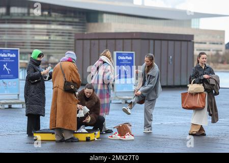 Copenhague, Danemark. 01st févr. 2023. Les blogueurs de la mode avec l'aide de leur équipe changent de vêtements entre les défilés de mode. La semaine de la mode de Copenhague est la principale semaine de la mode biannuelle nordique. Au cours de l'hiver 2023, il a lieu sur 31 janvier et 1 février, 2, 3. Crédit : SOPA Images Limited/Alamy Live News Banque D'Images