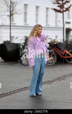 Copenhague, Danemark. 01st févr. 2023. Emili Sindlev, styliste de mode, a été vu avant le défilé de mode de la marque A. Roege Hove. La semaine de la mode de Copenhague est la principale semaine de la mode biannuelle nordique. Au cours de l'hiver 2023, il a lieu sur 31 janvier et 1 février, 2, 3. Crédit : SOPA Images Limited/Alamy Live News Banque D'Images