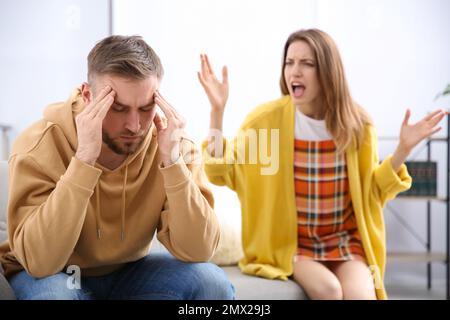 Couple ayant querelle à la maison. Problèmes de relation Banque D'Images