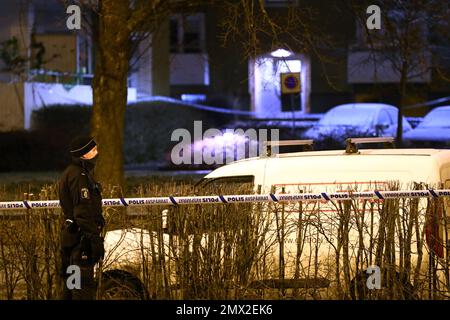 Un blessé par balle est soigné à l'hôpital après une tentative de meurtre dans le district de Vimanshäll, Linköping, en Suède, mercredi soir. Banque D'Images