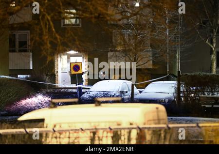 Un blessé par balle est soigné à l'hôpital après une tentative de meurtre dans le district de Vimanshäll, Linköping, en Suède, mercredi soir. Banque D'Images