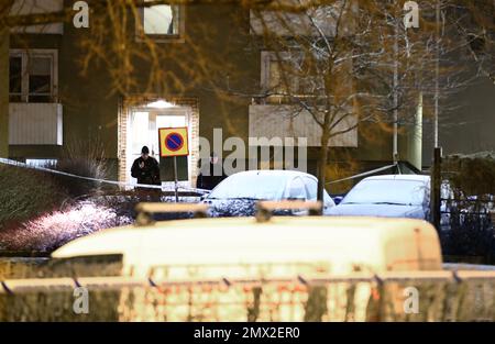 Un blessé par balle est soigné à l'hôpital après une tentative de meurtre dans le district de Vimanshäll, Linköping, en Suède, mercredi soir. Banque D'Images